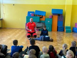 Rok szkolny 2024-2025 - 032 - Spotkanie ÿwietliczaków z ratownikiem medycznym